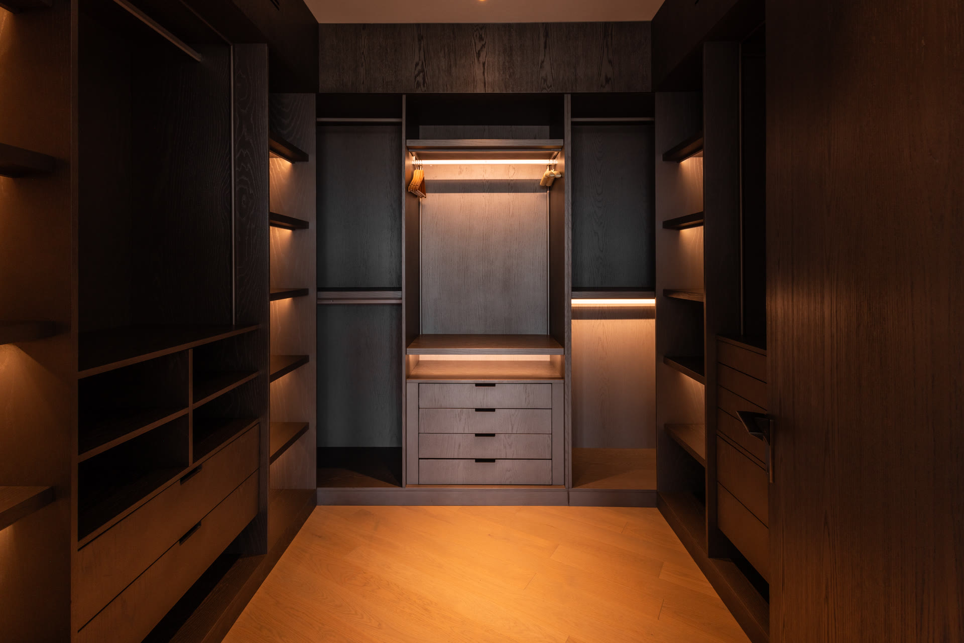 Flame Towers luxury residence interior photo 3